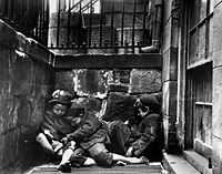Jacob Riis, Mulberry Streetillä nukkuvia lapsia, 1890.