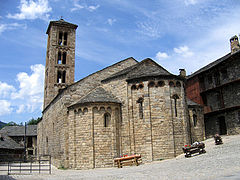 Decoració llombarda a capçalera i campanar. Santa Maria de Taüll (Alta Ribagorça)