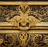 Marchetărie și bronzuri aurite cu rinceaux-uri delicate în stilul Ludovic al XIV-lea, tipice operelor lui André-Charles Boulle