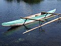 Canoa de pesca (va'a) cun pequeno estabilizador