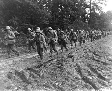 II. Dünya Savaşı sırasında Japon asıllı ikinci kuşak ABD vatandaşlarından teşkil edilen Kara Kuvvetleri 422. Piyade Alayı'na bağlı askerler; 30 Eylül 1944'te Marsilya'ya nakledilen alay 13 Ekim 1944'te Charmois'ya ulaştı ve 36. Piyade Tümeni'nin emrine girdi. (Vosges, Fransa). (Üreten: Belirtilmemektedir, The United States Army)