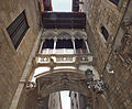 Pont neogòtic del carrer del Bisbe, al Barri Gòtic de Barcelona