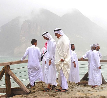Cetățenii din Golf care poartă haina tradițională albă
