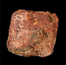 Loại đá này có thể chứa một vài nguyên tử franci cùng một thời điểm, như một phần của chuỗi phân rã phức tạp của thori và urani tạo nên một phần lớn hơn nhiều của mẫu.
