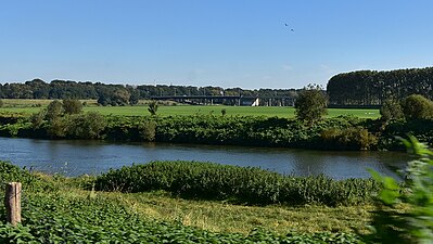 Maas en Scharbergbrug vanaf Meers