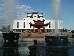 Tuvan kansallisteatteri ja buddhalaisen rukousrummun katos Kyzylissä.
