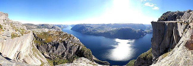 Panorama Lysefjorda s Preikestolenom na desni strani slike