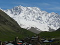 Ushguli liggt über 2100 m hoch am Fuess vom Schchara, mit 5201 Meter de höchsti Bärg vo Georgiè.