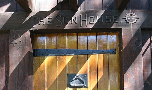 Símbol de Sol hopi sobre la porta de La Casa del Sol