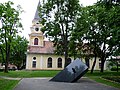 Estonia laevahuku mälestusmärk Võrus. Mälestusmärgil on kujutatud käed, mis on palveks kokku pandud ja palvetavad, et sellist õnnetust uuesti ei juhtuks. Mälestusmärgi teisel küljel on nende hukkunute nimekiri, kes olid pärit Võrust
