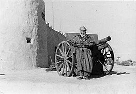 من صور أثناء الاحتلال الفرنسي, صورة رجلاً أمام المدفعية قلعة القطرون عام 1950