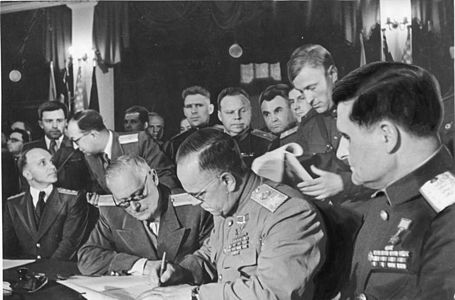 Подписание Акта о безоговорочной капитуляции Германии 8 мая 1945 года в 22:43 по центральноевропейскому времени (9 мая 00:43 по московскому времени), Карлсхорст (Берлин)