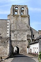 Photographie en couleurs du clocher découronné d'une église.