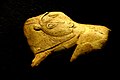 Bizon pravěký si olizuje bok. Vyřezávaná parožina, stáří asi 15 000 let (Abri de la Madeleine, Francie)