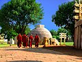 Biksu mengunjungi Stupa 3.