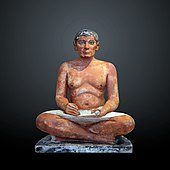 Oturmalı Yazı; yaklaşık MÖ 2613-2494; boyalı kalker ve kakma kuvars; yükseklik: 53,7 cm; Louvre Müzesi