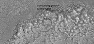 Vista propera del cràter d'impacte que es podria haver format en un sòl ric en gel, tal com ha vist HiRISE sota el programa HiWish. Tingueu en compte que l'expulsió sembla més baixa que l'entorn. L'expulsió calenta pot haver fet que una part del gel desaparegués; rebaixant així el nivell de l'expulsió.