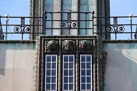 Detalj fra fasaden til Palais Stoclet, laget av armert betong dekket med marmorplater