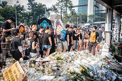 Les manifestants rendant hommage à Ling-Kit Leung