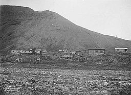 Gamle Longyearbyen, under Platåberget, 1908. Öppningen till Gruve 1 syns uppe till vänster.