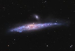 NGC 4627 (boven) en NGC 4631