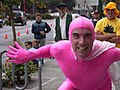 Pink Man (« homme rose »), un artiste de rue américain faisant du monocycle dans les lieux publics en portant une tenue rose.