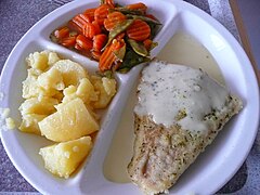 „Seelachsfilet“ in Kräuter­hülle, mit Zitronen­sauce, Gemüse und Salz­kartoffeln