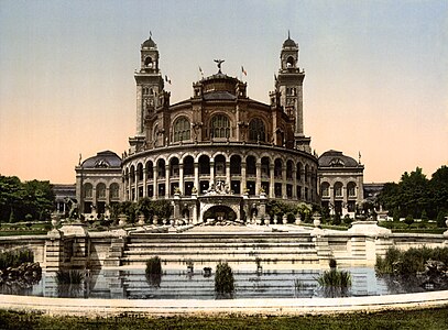 El Palacio del Trocadero, construido en estilo neomudéjar o neobizantino para la Exposición Universal de 1878, también se usó en las exposiciones de 1889 y 1900.