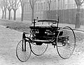 La primièra automobila, fabricada a Mannheim per Carl Benz en 1885