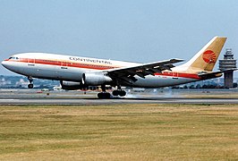 Airbus A300 w barwach Continental Airlines lądujący w Porcie lotniczym Newark-Liberty (1994)