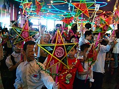 Vietnamese kinderen met stervormige lampionnen op midherfstfestival