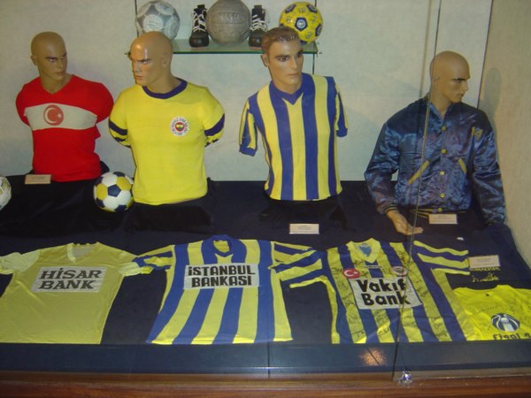 Historische shirts. Op de shirts is te zien dat Fenerbahçe over de jaren heen voornamelijk banken als sponsoren heeft gehad