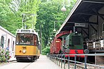 Sik 285 is sinds 2007 in bruikleen bij het Nederlands Openluchtmuseum te Arnhem. Links een Rotterdamse tram; 4 mei 2014.