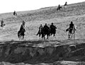 כוחות מיוחדים (ככל הנראה הכומתות הירוקות) של צבא ארצות הברית רוכבים על סוסים בשלבים הראשונים של המלחמה