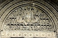 O portal românico do século 12 de Cristo em Majestade na Abadia de Moissac se move entre baixo e alto relevo em uma única figura