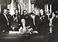 Assinatura da Constituição de Abril, em 1935.