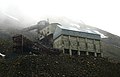 Bývalý uhelný důl v údolí Adventdalen poblíž Longyearbyen