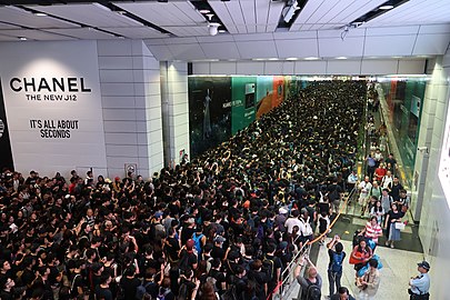 由香港站往中環站準備前往遊行的人潮