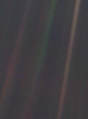 Bledě modrá tečka: Ze vzdálenosti 6 miliard kilometrů (až za Plutem) vypadá Země z pohledu sondy Voyager 1 jako svítící špendlíková hlavička (modrobílá skvrna zhruba uprostřed pravého hnědého pruhu) v temnotě vesmíru. NASA tuto fotografii pořídila na doporučení Carla Sagana