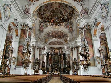 Un interior rococo alb din secolul al XVIII-lea, la Basilica din Ottobeuren, în Bavaria.