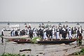 Les piroguiers lors de la course de pirogue sur le fleuve Wouri