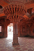 Pilar central del Diwan-i-Khas (sala d'audiencies privaes) del Fuerte d'Akbar en Fatehpur Sikri (1569-1585)