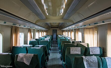 Интерьер пассажирского салона промежуточного вагона поезда ЭР200-2