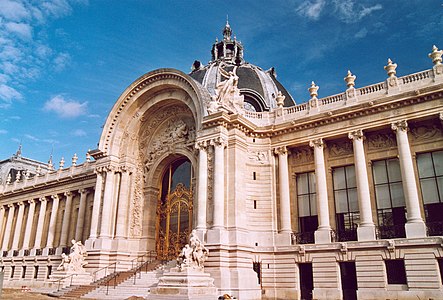 La entrada del Petit Palais y su columnata neoclásica.