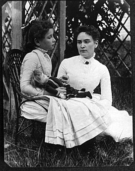 Helen, à gauche, avec sa maîtresse Anne Sullivan, en 1888.