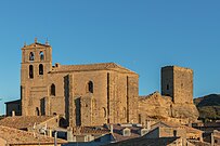 Iglesia de San Salvador y, a la derecha, la torre del castillo.