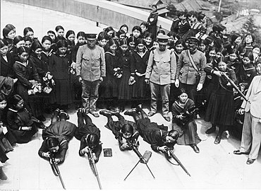 Lycéennes japonaises s'entrainant au tir en 1945.