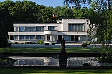 Bâtiment de style transition entre l'Art déco et le modernisme à la façade enduite de blanc et percée de nombreuses baies vitrées avec en son centre une avancée hémi-circulaire