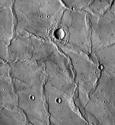 在火星赫斯珀利亞高原上的皺脊。維京號看到向不同移動的皺脊，所以壓力可能隨著時間的推移改變了方向。