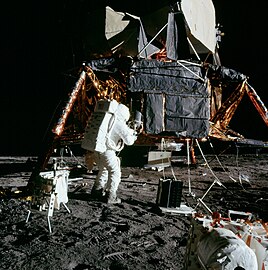 Az Apollo–12 holdkompja a Holdon. Alan Bean űrhajós az ALSEP-et csomagolja ki